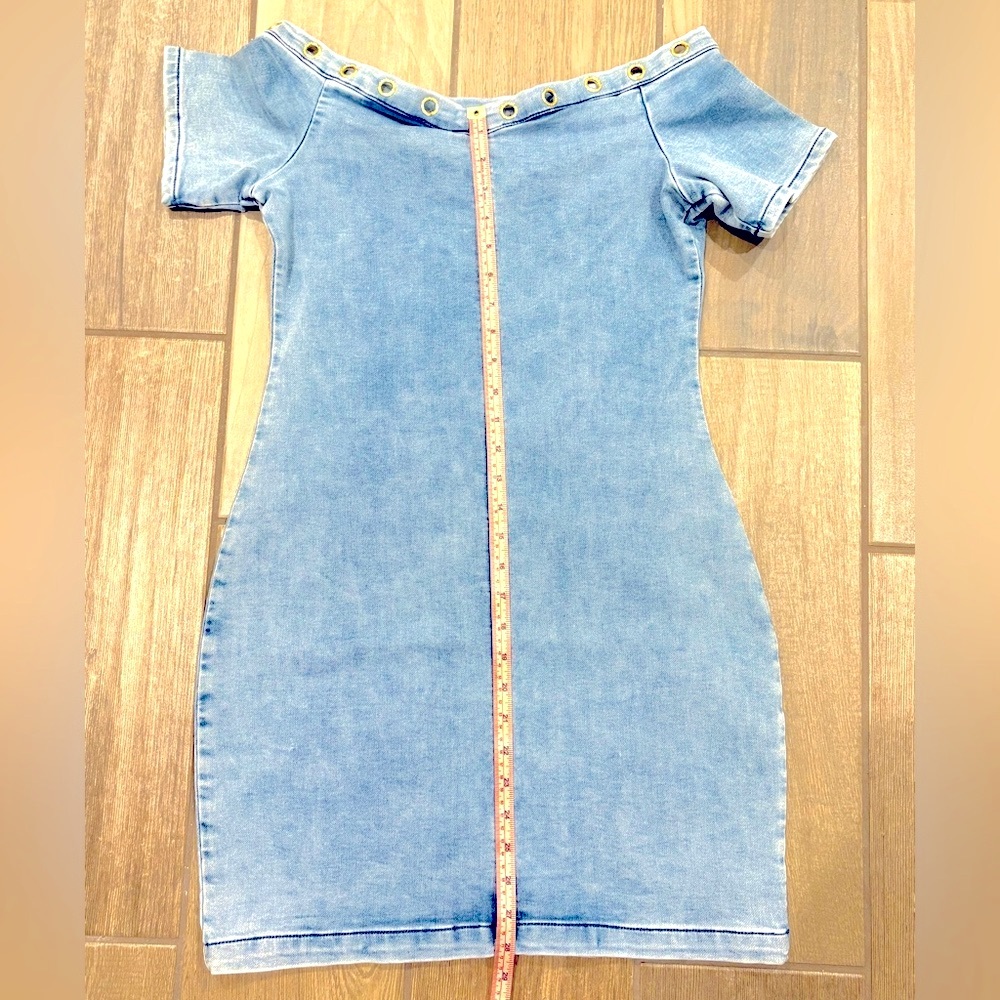 BEBE Off-Shoulder Denim Bodycon Dress – Grommet Detail – Size 6‎ - Picture 9 of 11